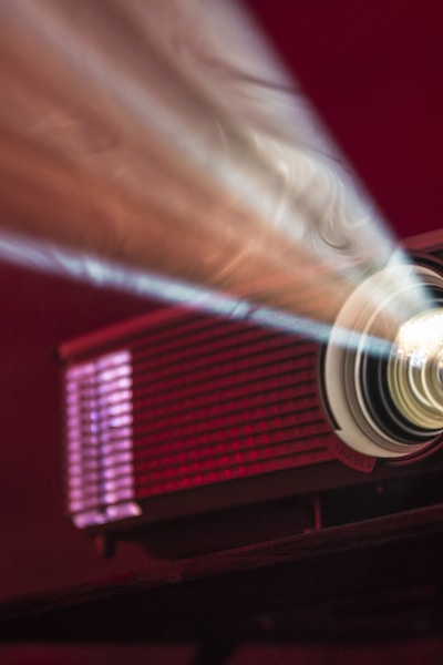 古装仙侠剧《剑影流光》海报，主角持剑立于山巅