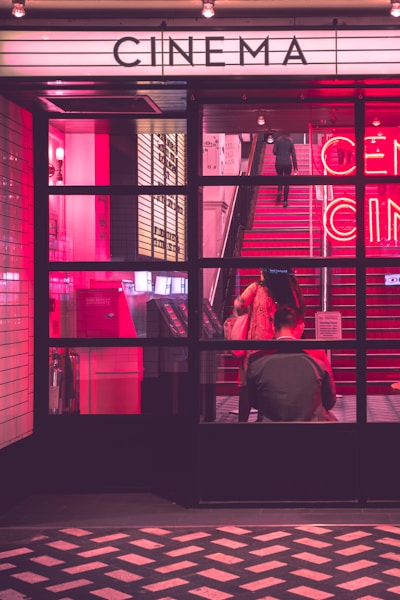 都市情感剧《繁花似锦》海报，主演在都市夜景中相拥